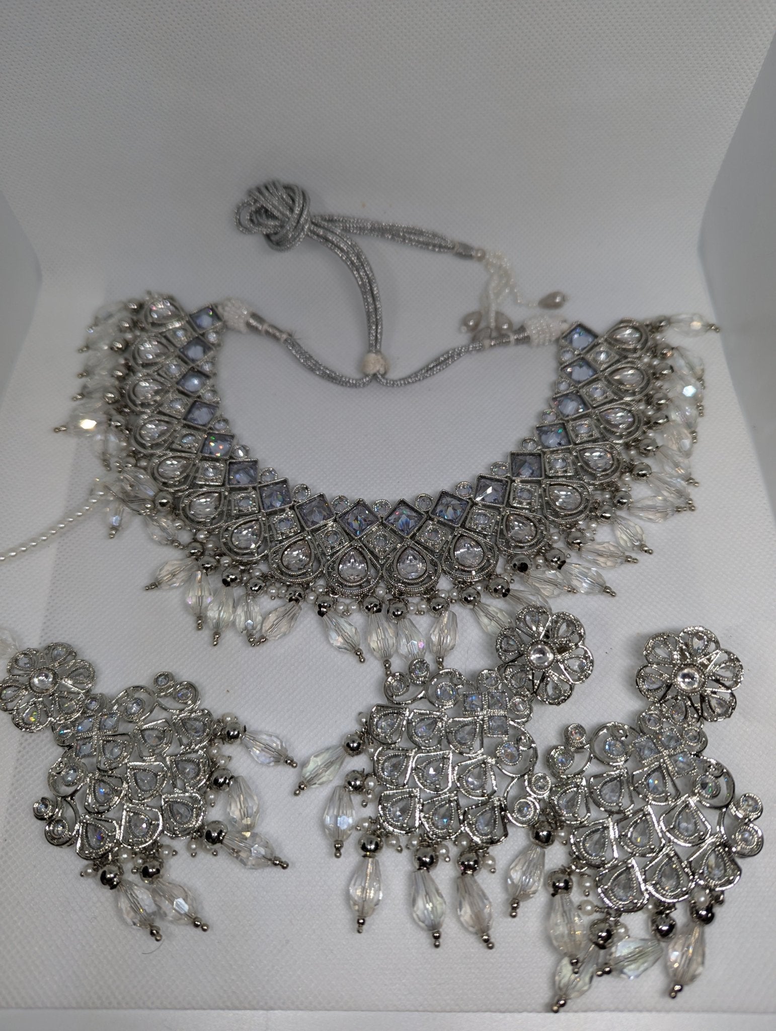 449 SILVER AND WHITE BEADS NECKLACE JEWELERY SET - KundanByNadia