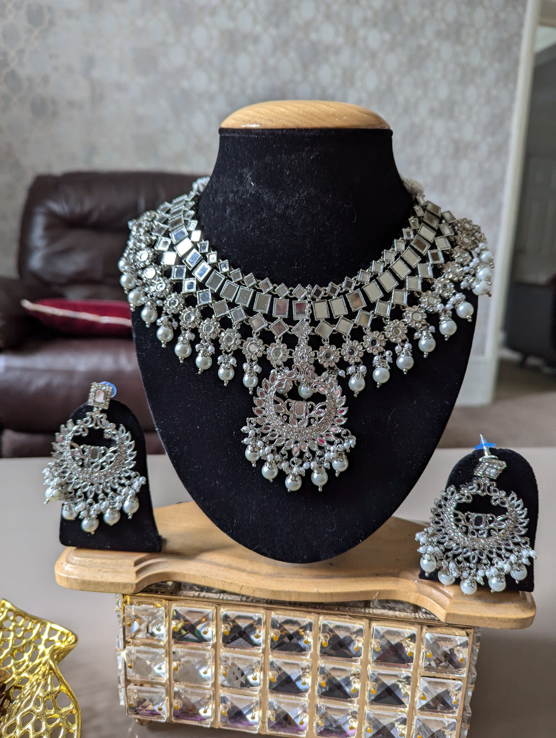 506 white necklace jewellery set with earrings tikka