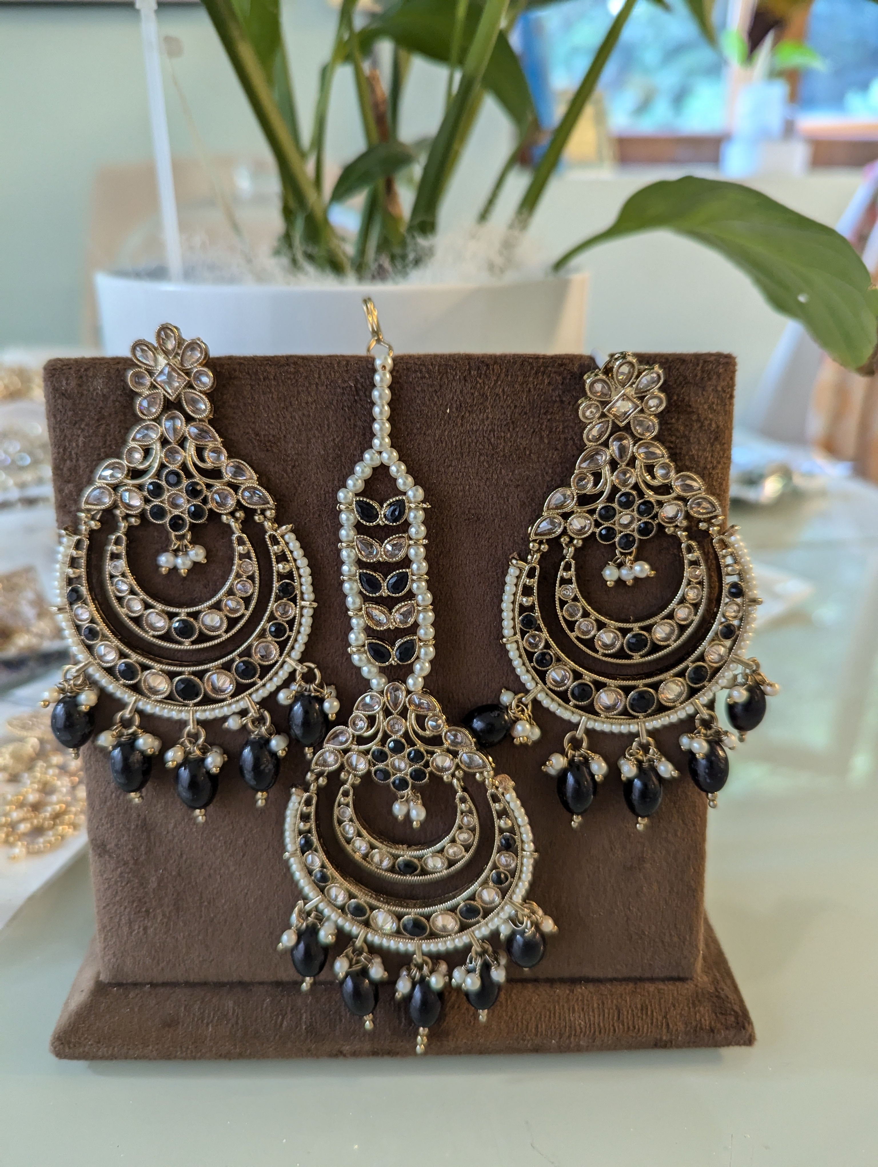 Black oversized earrings tikka set