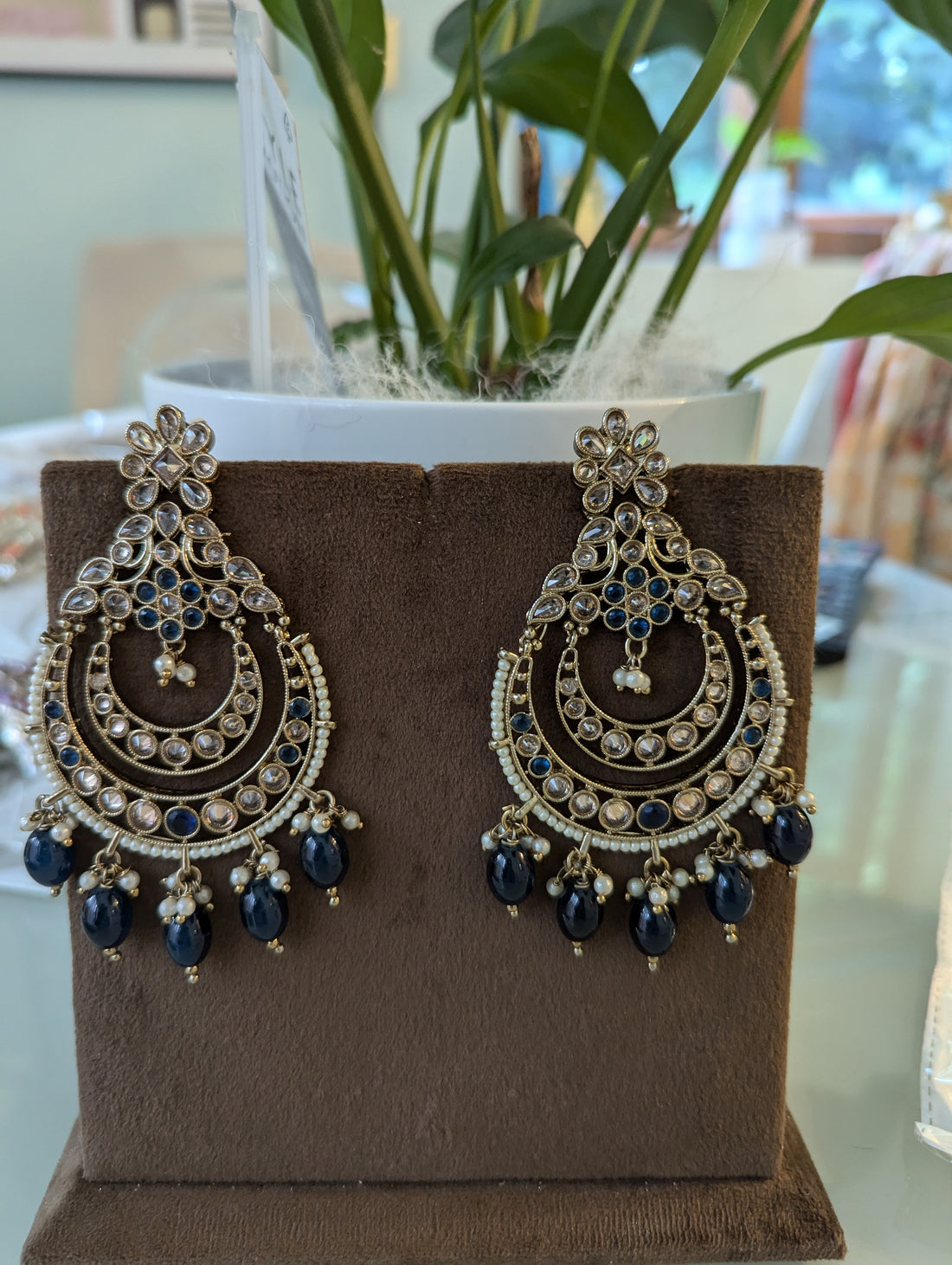 Black oversized earrings tikka set