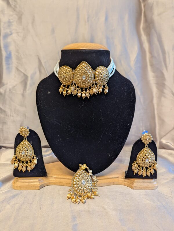 Choker Necklace – Bold Elegance with Timeless Appeal