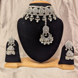 Choker Necklace – Bold Elegance with Timeless Appeal