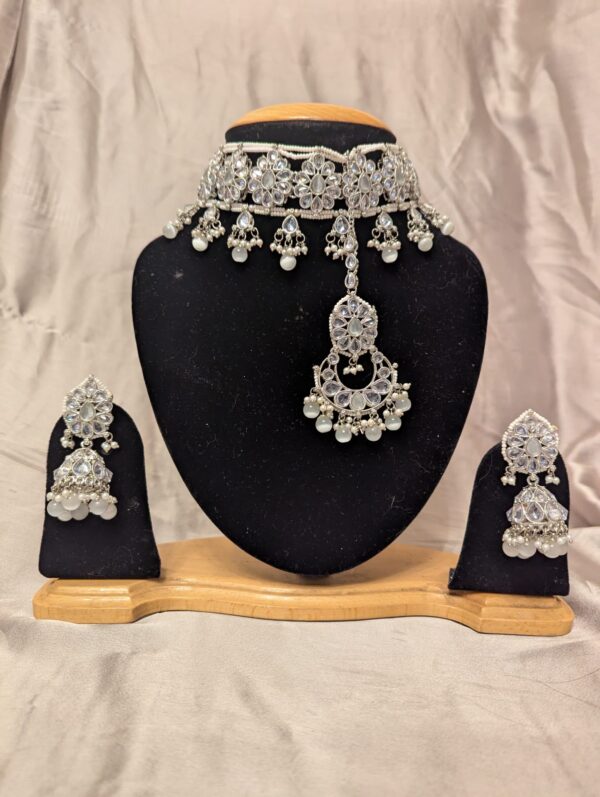 Choker Necklace – Bold Elegance with Timeless Appeal